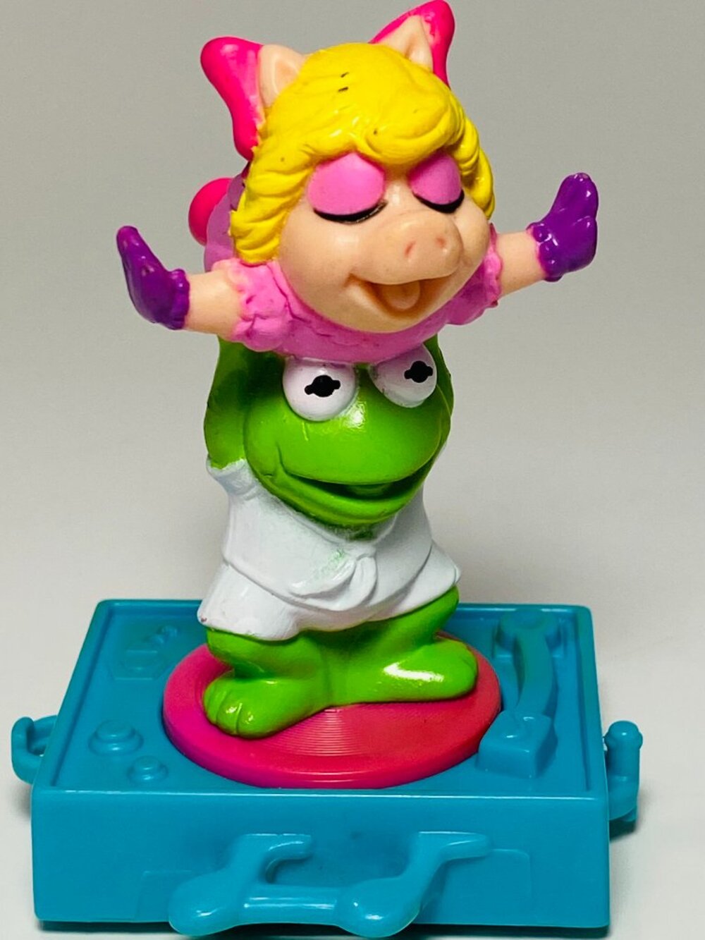 VNTG Baby Muppets Miss Piggy & Kermit on Blue Turntable Base McDonald's 1994